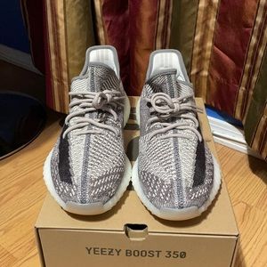 PRE OWNED YEEZY 350 Zyon